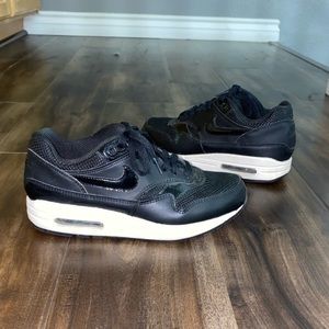 Nike Air Max black and white size 7.5